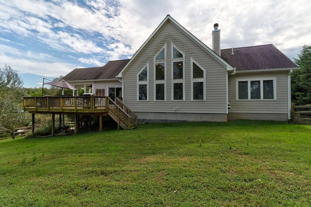 Neue Auflistung! Seeufer & hundefreundliches Zuhause mit Dock, Feuerstelle, Wasserspielzeug in Lake Anna