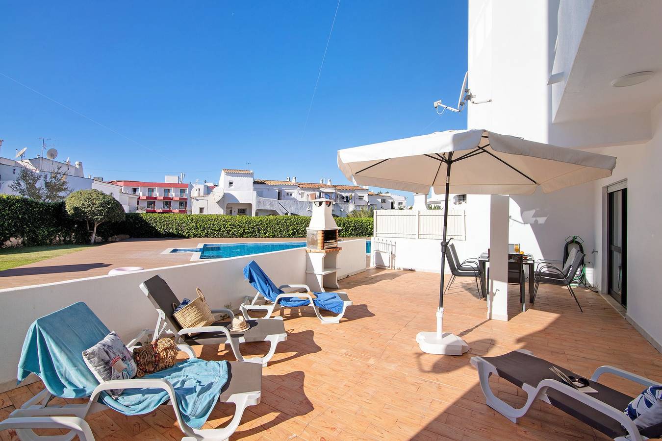 Entire apartment, Apartment 'Zeza' with Shared Pool, Private Terrace and Wi-Fi in Albufeira, Faro District