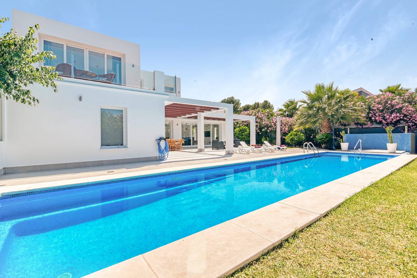 Chalet 'Senna' con vista sulle montagne, Wi-Fi e aria condizionata in Jávea, Costa Blanca