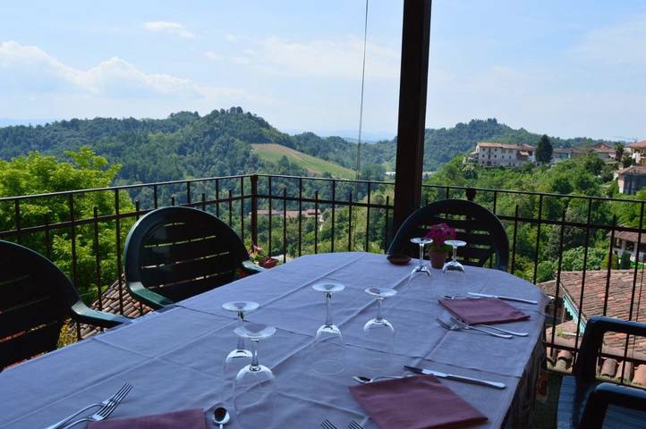 Location de vacances pour 2 personnes, avec Balcon et Terrasse ainsi que Jardin et Vue à Vezza d'Alba