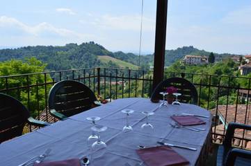 Cottage pour 2 personnes, avec vue ainsi que jardin et terrasse, animaux acceptés à Vezza d'Alba