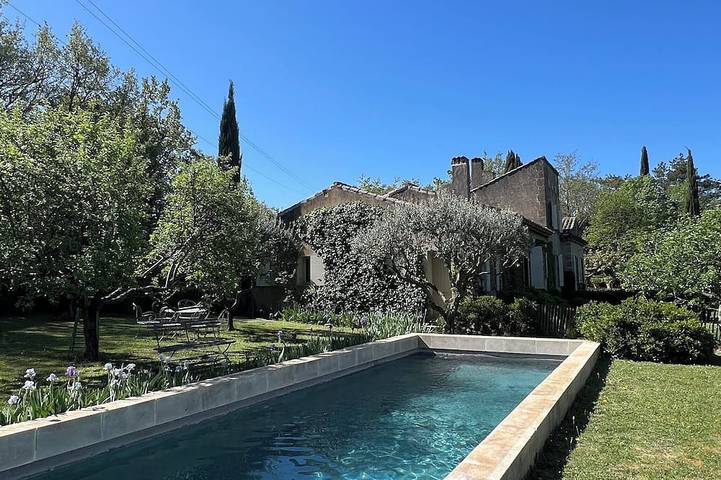 Location de vacances pour 8 personnes, avec terrasse et jardin à Lourmarin