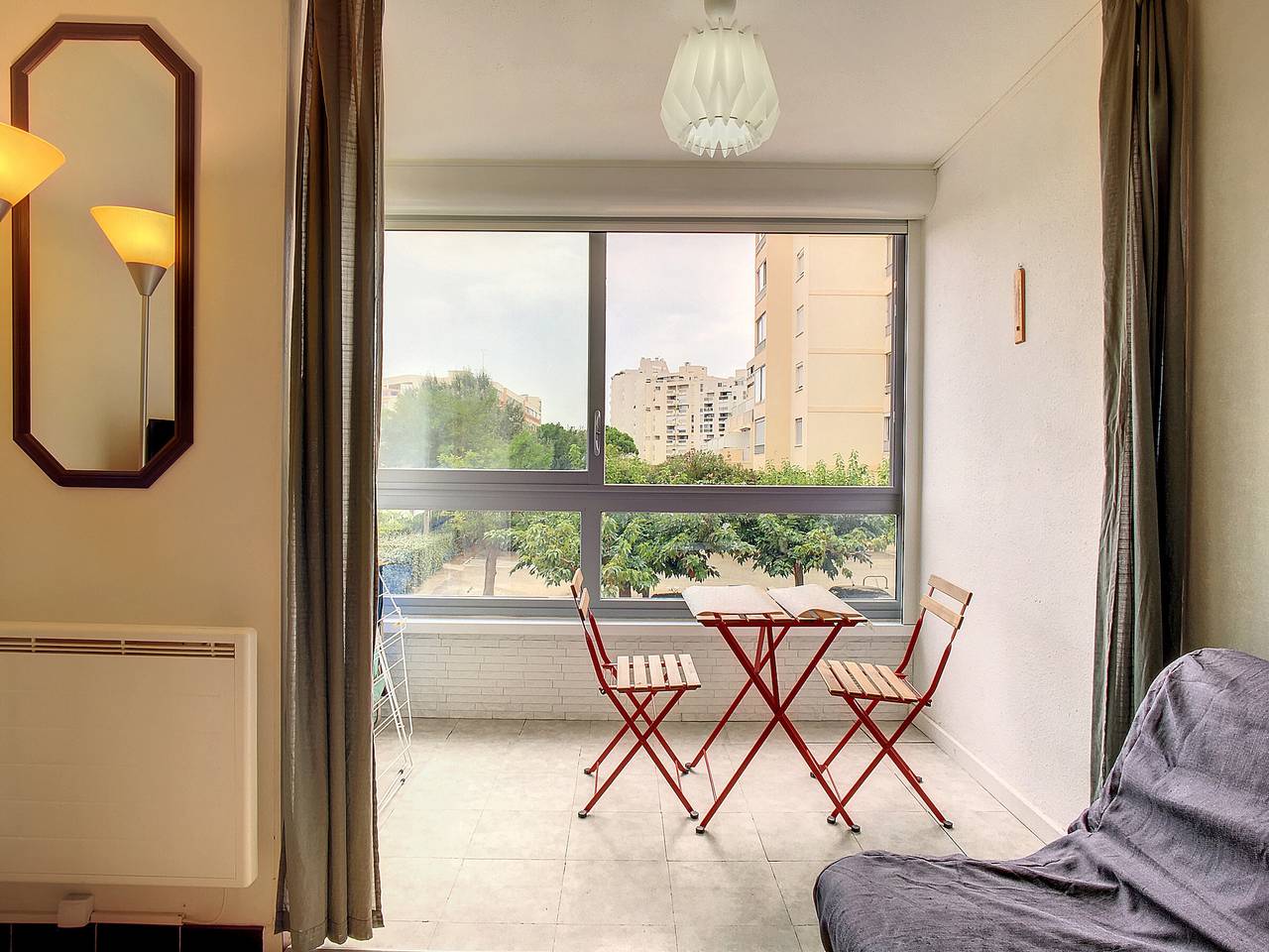Appartement entier, Charmant 2 pièces rénové proche plage avec loggia vitrée, Tv, local vélos et parking in Carnon-Plage, Mauguio