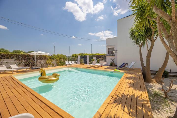 Location de vacances pour 6 personnes, avec Balcon/Terrasse et Piscine à Nardò