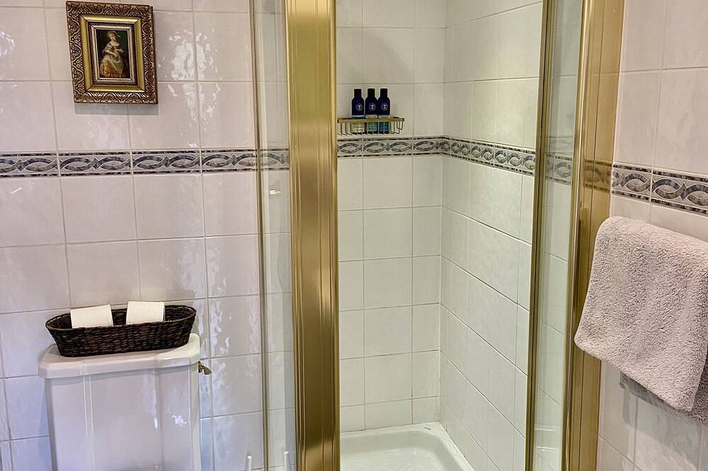 Luxury room in Richmond: ensuite, parking and 2 free tickets to Kew Gardens in Richmond upon Thames, London