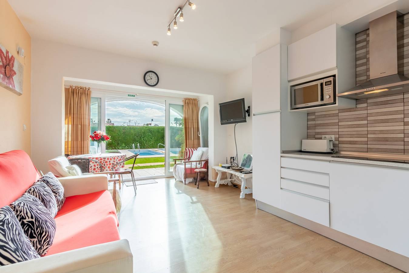 Apartamento entero, "Well-equipped 1 Bed Bungalow" con vistas a la montaña, piscina, Wi-Fi y terraza in Las Marinas, Dénia