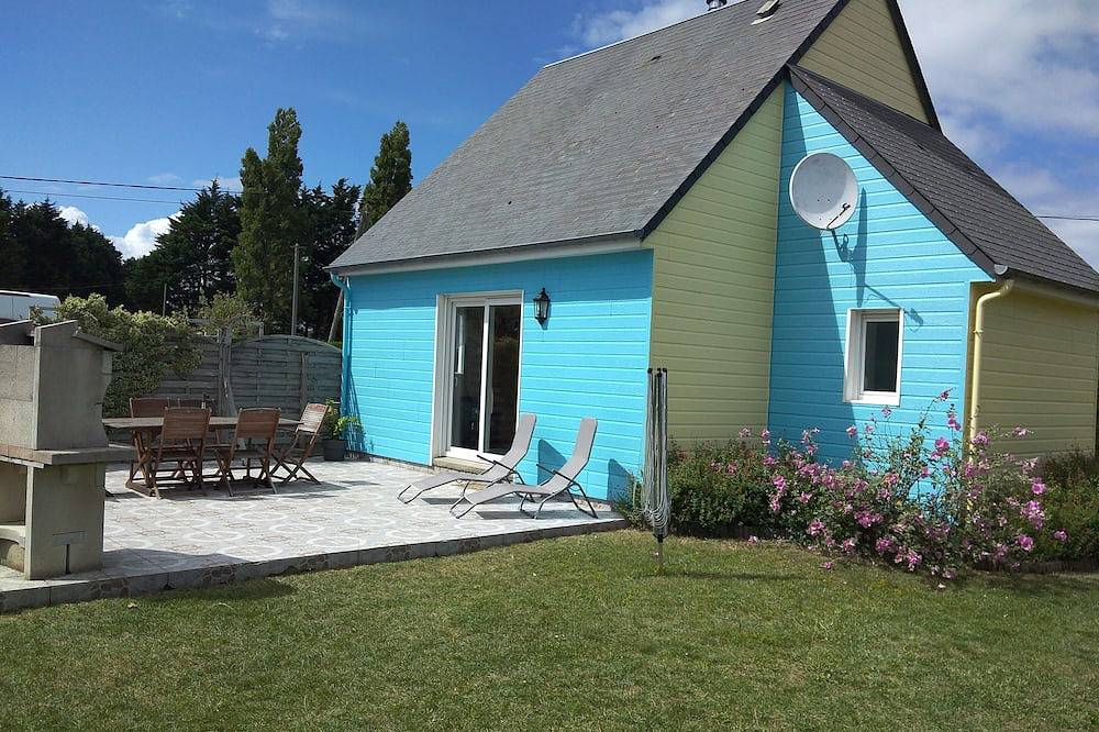 Blue House in Saint-Germain-sur-Ay, Coutances