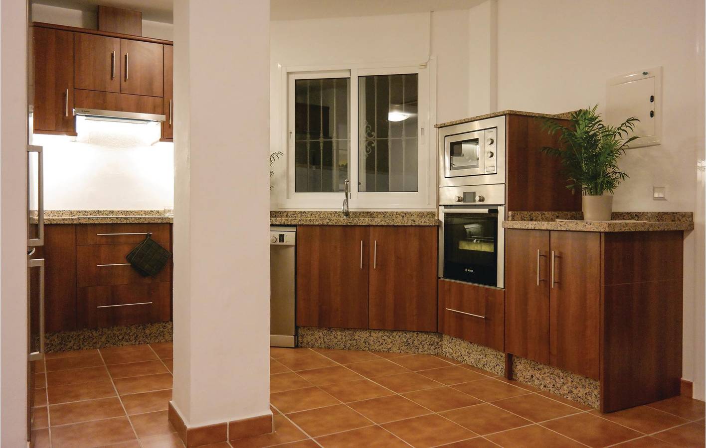 Entire holiday apartment, Luxury Apartment with Pool, Parking & AC - 1.5km to Beach in Fuengirola, Costa del Sol