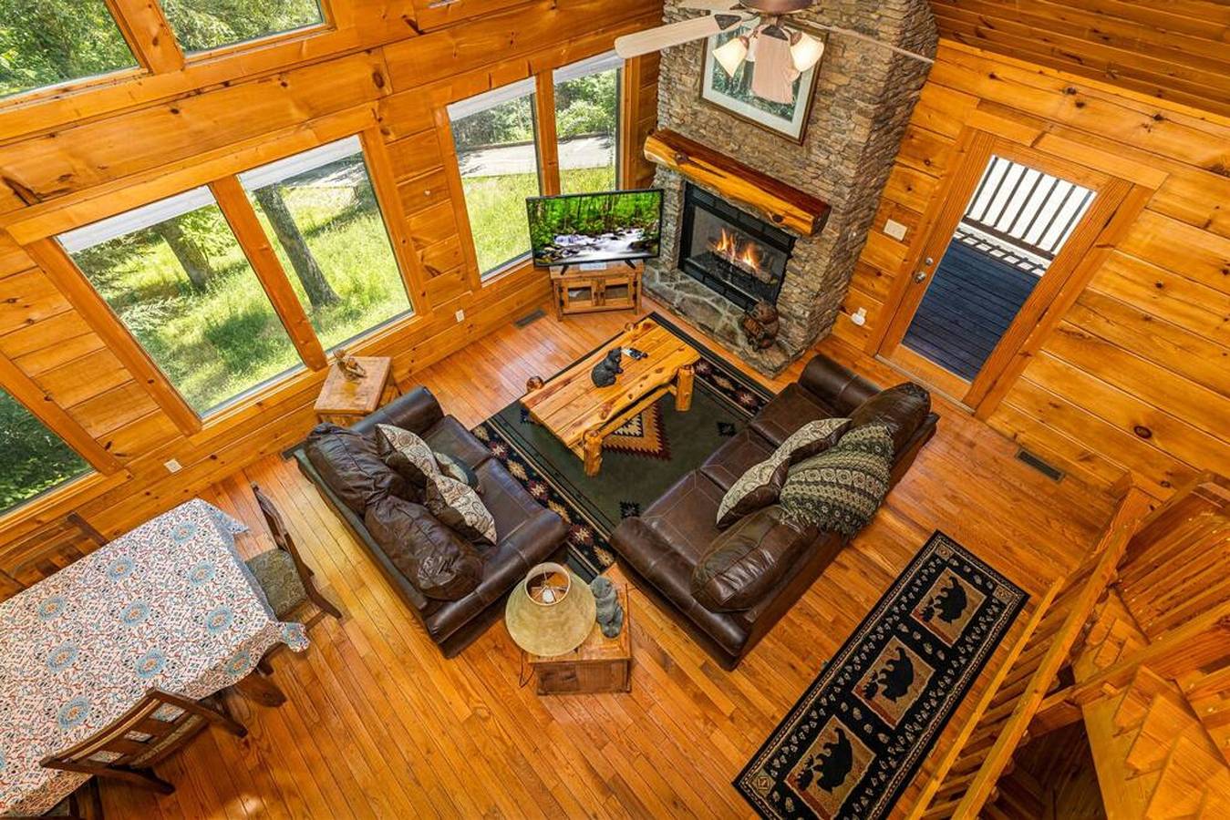 Entire apartment, Secluded 3Br Cabin w Hot Tub Dog Friendly Sleeps12 in Sevier County