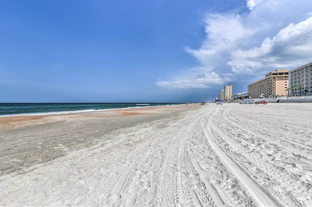 Ganze Wohnung, Neu! Daytona Beach Oceanfront Condo w / Ausstattung! in Daytona Beach, Florida