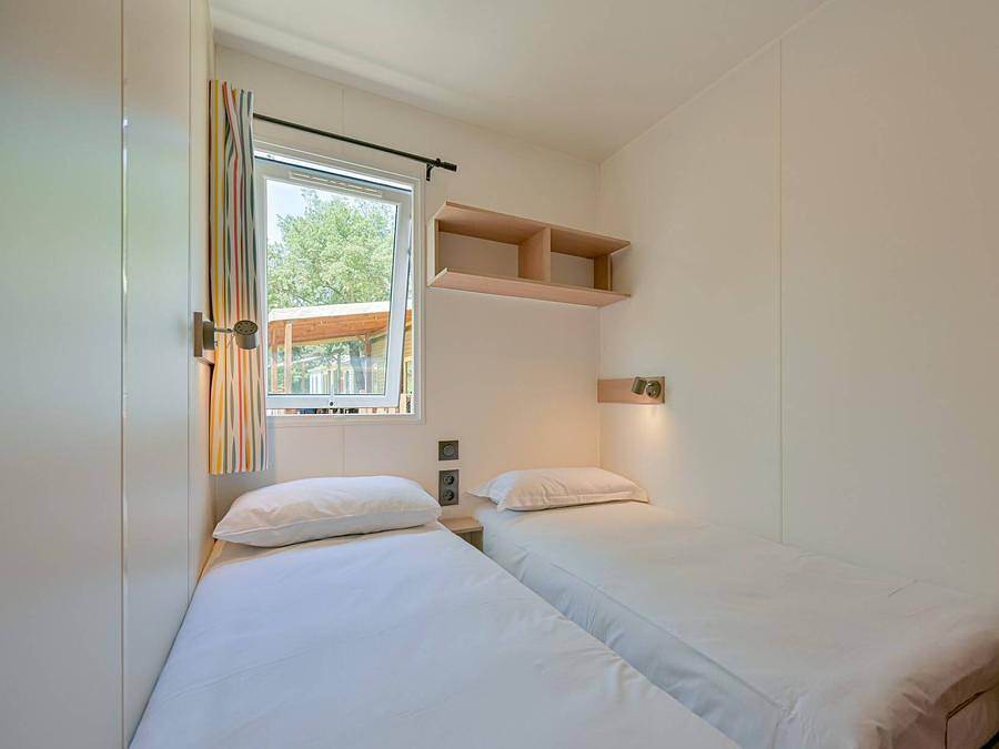 Aunis Club Vendée - Mobilhome 8 personnes - Comfort | 4 Ch. | 8 Pers. | Terrasse surélevée | 2 Sdb | Clim. in La Tranche-sur-Mer, Vendée