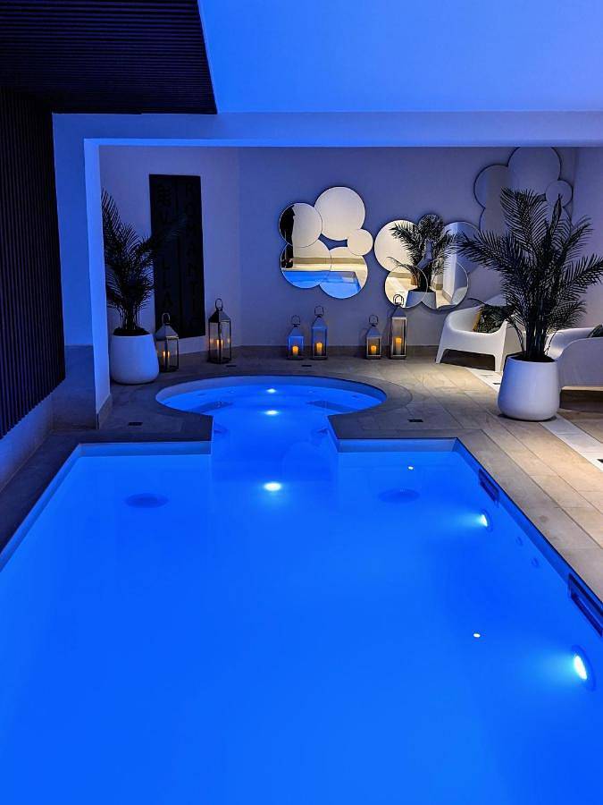 Hôtel pour 2 personnes, avec jacuzzi et piscine ainsi que terrasse et sauna