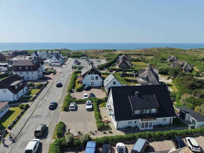 Ganze Wohnung, Stilvoll wohnen direkt am Strand – mit Sonnenterrasse, Sauna & eigenem Parkplatz in Wenningstedt, Sylt