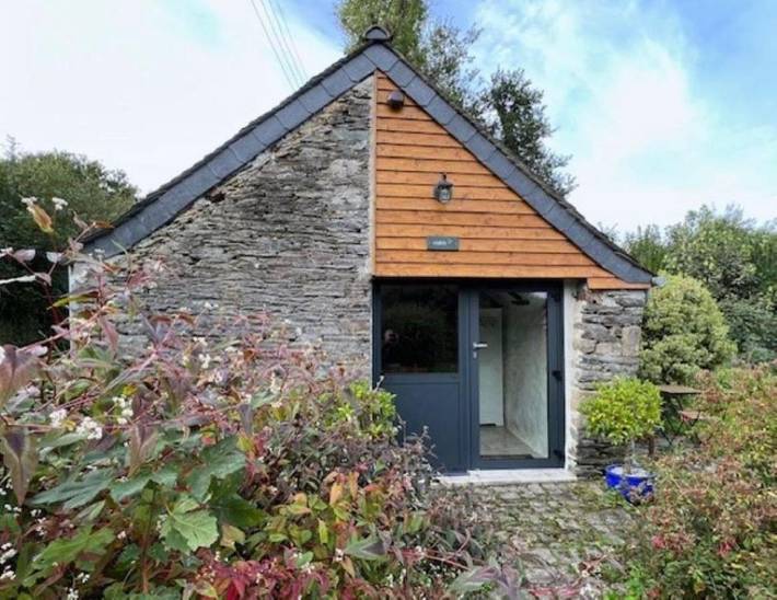 Location de vacances pour 2 personnes, avec jardin ainsi que piscine et vue à Sizun