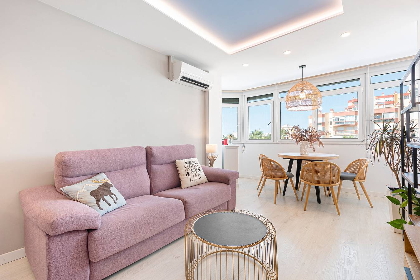 Entire apartment, Apartment 'Plazamar' with Shared Pool, Wi-Fi and Air Conditioning in Playa de Torre del Mar, Torre del Mar