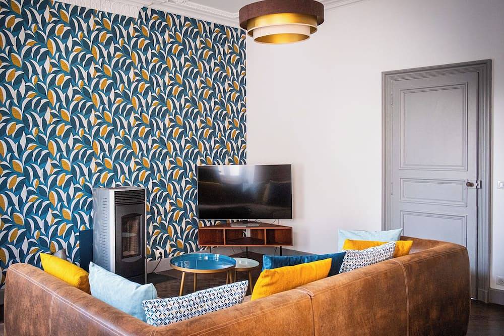 Large Maison Bourgeoise with garden in the heart of Surgères - sleeps 14. in Surgères, Rochefort region