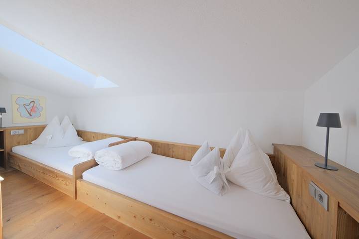 Entire apartment, Apartment 'Appartement Gletscherblick' with Mountain View, Private Terrace and Wi-Fi in Stubai Alps, Fulpmes