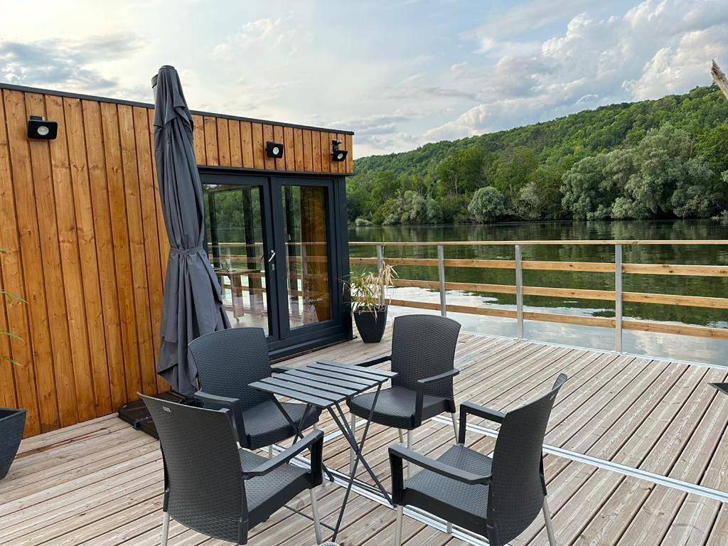 Rêve Sur Eau - Terrasse - Bain De Soleil in Moisson (Yvelines), Yvelines