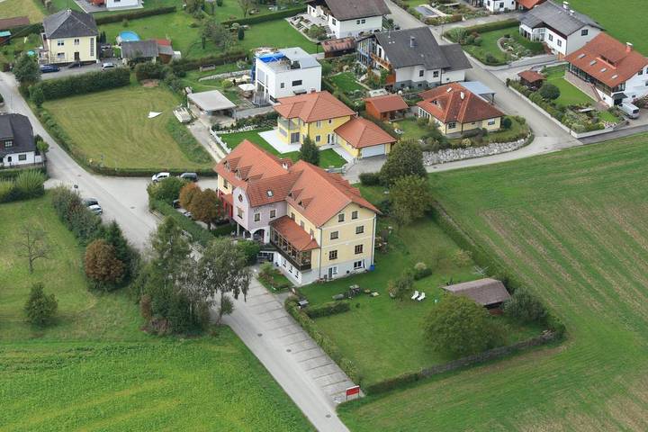 Ferienwohnung für 2 Personen, mit Terrasse und Garten sowie Ausblick in Seewalchen am Attersee