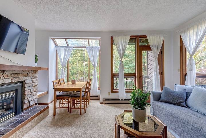 Vacation rental for 2 people, with pool and sauna as well as yard and hot tub in North Cascades National Park