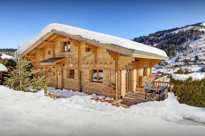Chalet pour 10 personnes, avec jardin ainsi que vue et sauna, animaux acceptés à La Clusaz