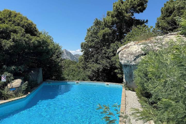 Gîte pour 6 personnes, avec jacuzzi ainsi que piscine et jardin à Berre-les-Alpes