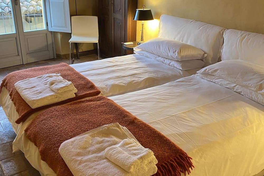 Ganze Wohnung, Zentrum von Barolo - Privatwohnung mit riesiger Terrasse mit 360-Grad-Blick auf die Weinberge! in Barolo, Langhe