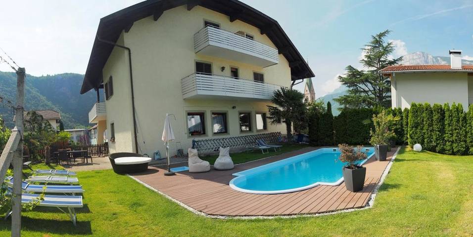 Ferienwohnung für 2 Personen, mit Balkon und Terrasse sowie Garten und Pool in Terlan