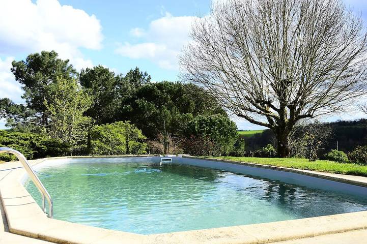 Location de vacances pour 10 personnes, avec terrasse et jardin à Bouglon