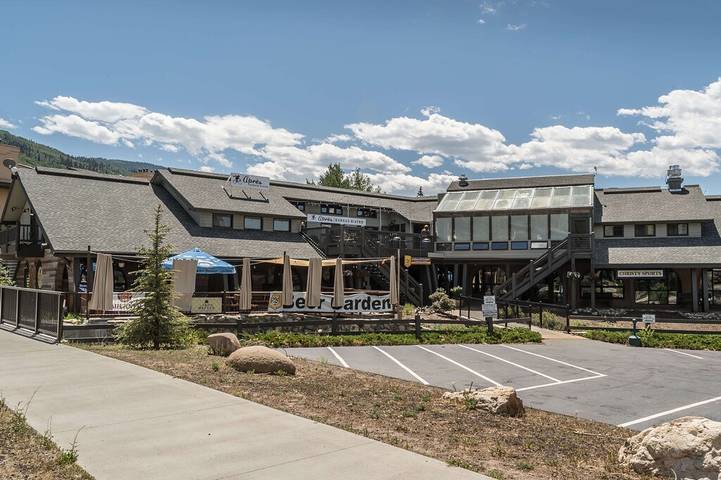 Vacation rental for 10 people, with hot tub and balcony as well as pool in Steamboat Springs