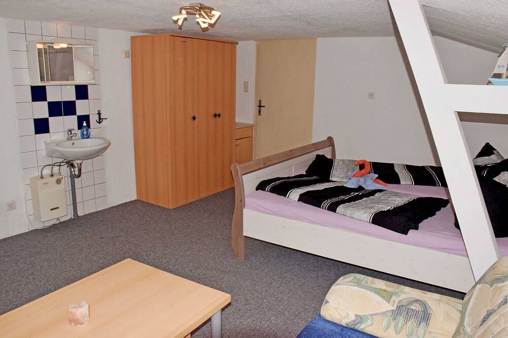 Ganze Wohnung, Ferien auf Hiddensee im schönen Neuendorf - Ferienzimmer Sandorn in Neuendorf Insel Hiddensee, Hiddensee
