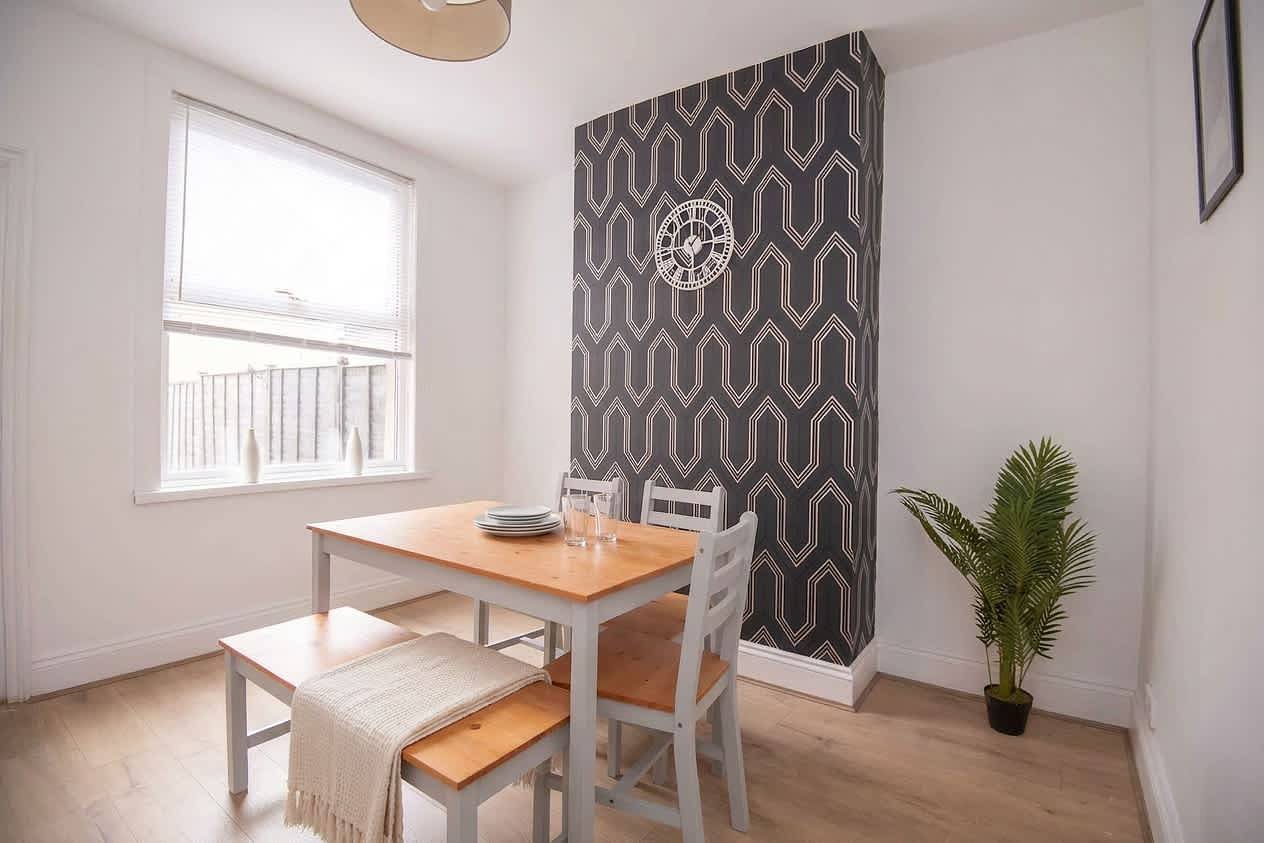 Modern 3Br Home with Free Parking & Fast Wi-Fi in Warwickshire