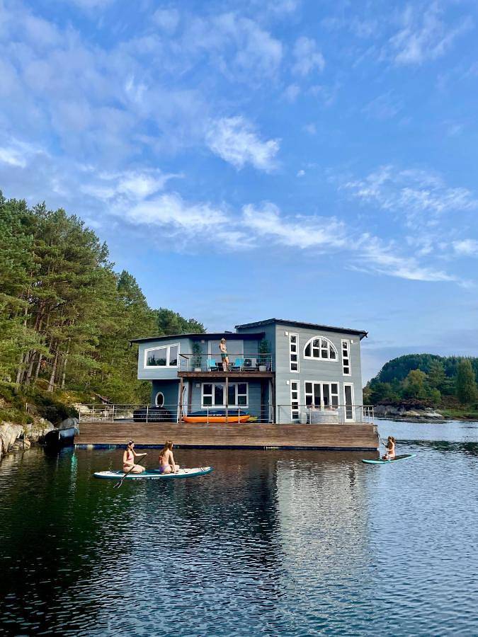 Ferienwohnung für 15 Personen, mit Balkon und Whirlpool sowie Terrasse und Seeblick in Fjell