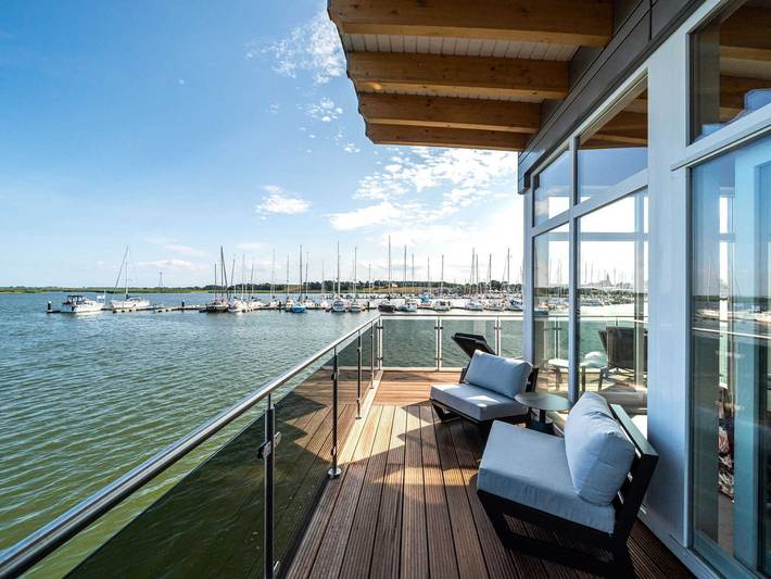 Boot für 2 Personen, mit Balkon und Terrasse sowie Whirlpool und Seeblick in Kröslin