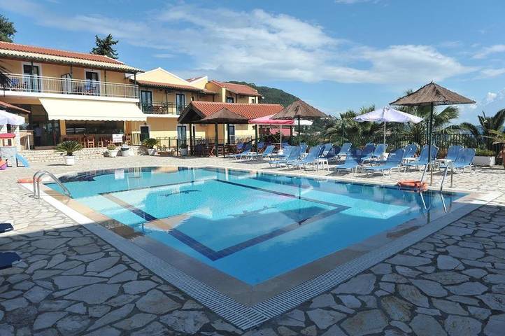 Appart’hôtel pour 2 personnes, avec Balcon et Terrasse ainsi que Jardin et Piscine