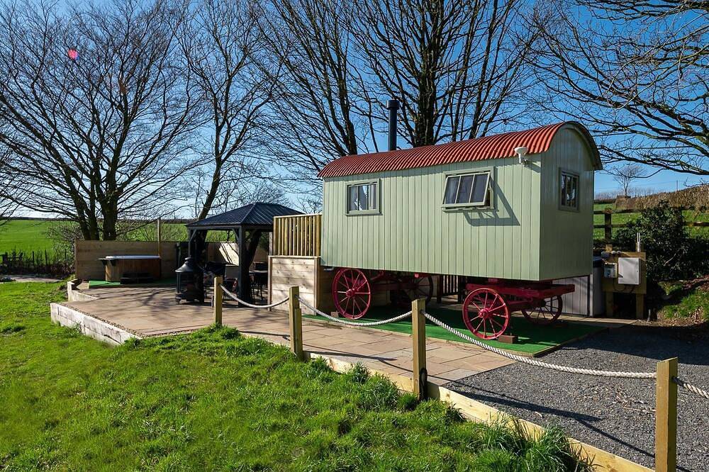 Charming quirky couple and dog friendly countryside bolt hole, with private hot tub and communal gam in Swimbridge, Devon