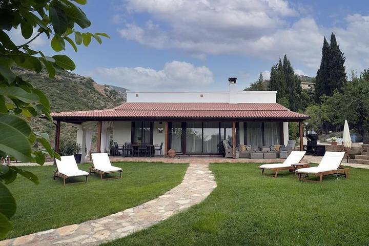 Casa de vacaciones para 8 personas, con vistas además de jardín y piscina - 1