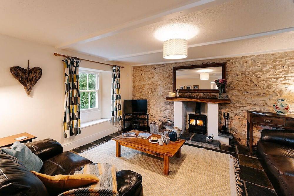 Cosy cottage - 10 minute walk to West Angle Bay in Pembrokeshire
