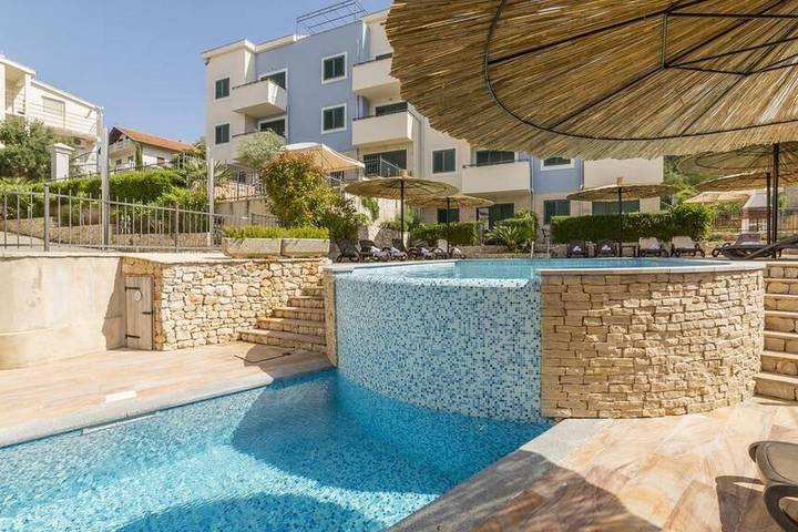 Apartament wakacyjny dla 4 osób, z Balkon/ taras i Basen w Slatine
