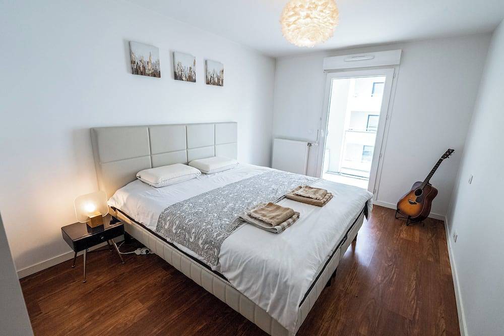 Entire apartment, Spacious apartment with pool in Talence in Talence, Bordeaux region