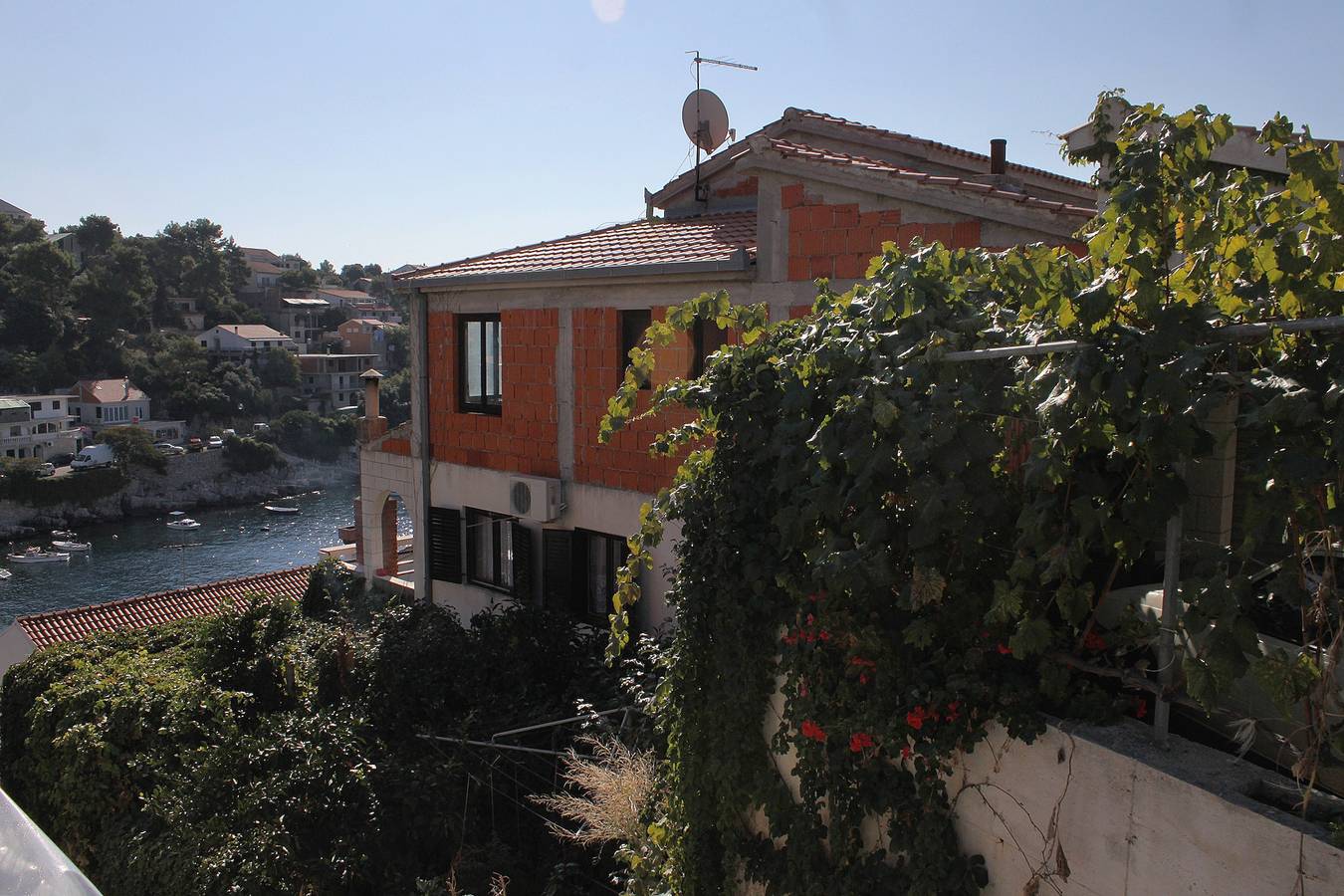 Ganze Wohnung, 2-Zimmer-Ferienwohnung am Strand Zavalatica, Korcula A-9315-a in Čara, Korcula