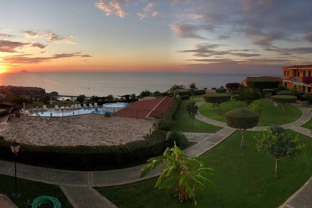 Ganze Wohnung, Ferienwohnung mit atemberaubenden Blicken über Tropea & tollem Überlauf-Pool in Parghelia, Vibo Valentia Provinz