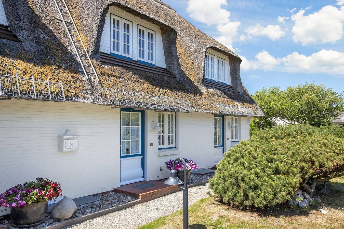 Ganze Wohnung, Das reetgedeckte Haus liegt im Süden von Keitum in Richtung Wiesen und Deich. in Sylt-Ost, Sylt