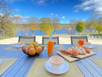 Villa pour 8 personnes, avec vue sur le lac ainsi que vue et terrasse, animaux acceptés dans l' Aveyron