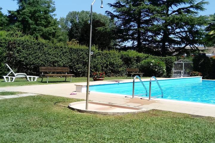 Gîte pour 3 personnes, avec jardin ainsi que terrasse et piscine dans Ispra