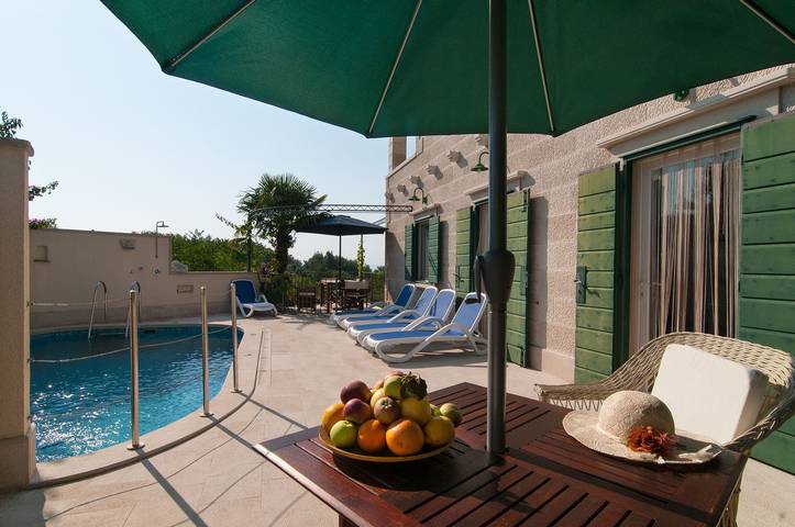 Villa pour 10 personnes, avec piscine ainsi que jardin et sauna à Supetar - 2