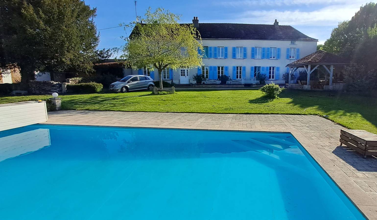Domaine des Tilleuls - Grand Jardin avec Piscine privée sur le Canal de Bourgogne in Ravières, Arrondissement d'Avallon