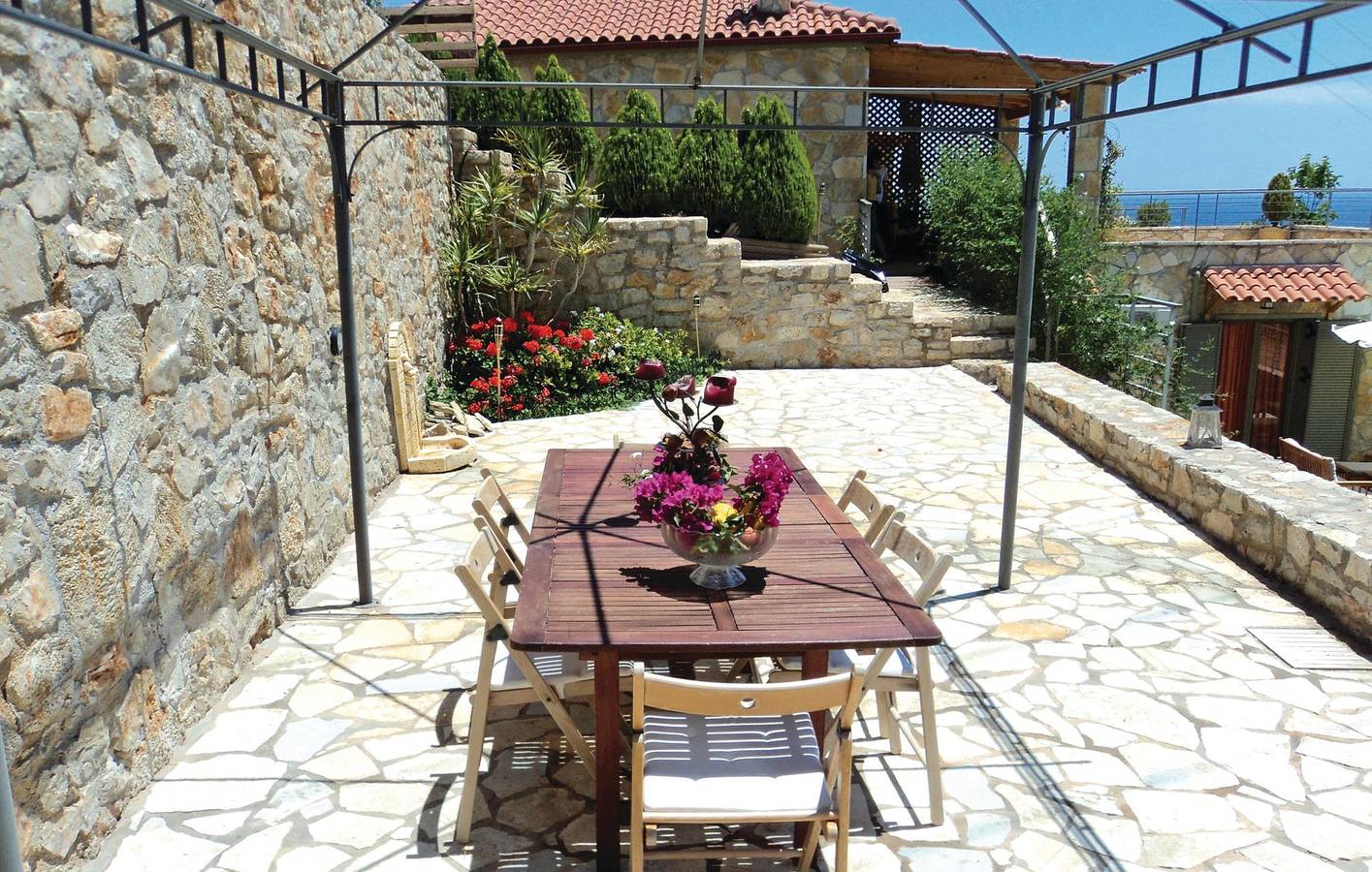 Charmantes Apartment mit Pool, Garten & Terrasse, 2km vom Strand entfernt in Xiropigado, Kynouria