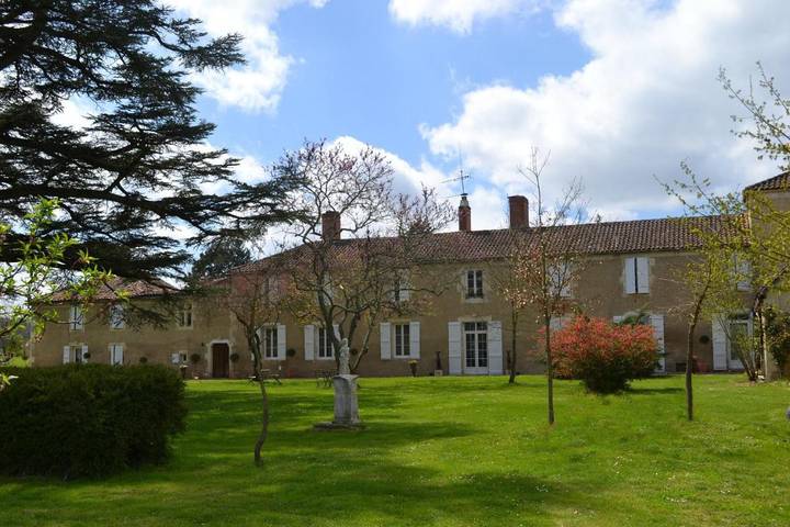 Location de vacances pour 2 personnes, avec Terrasse et Jardin ainsi que Piscine et Vue à Saint-Jean-Poutge