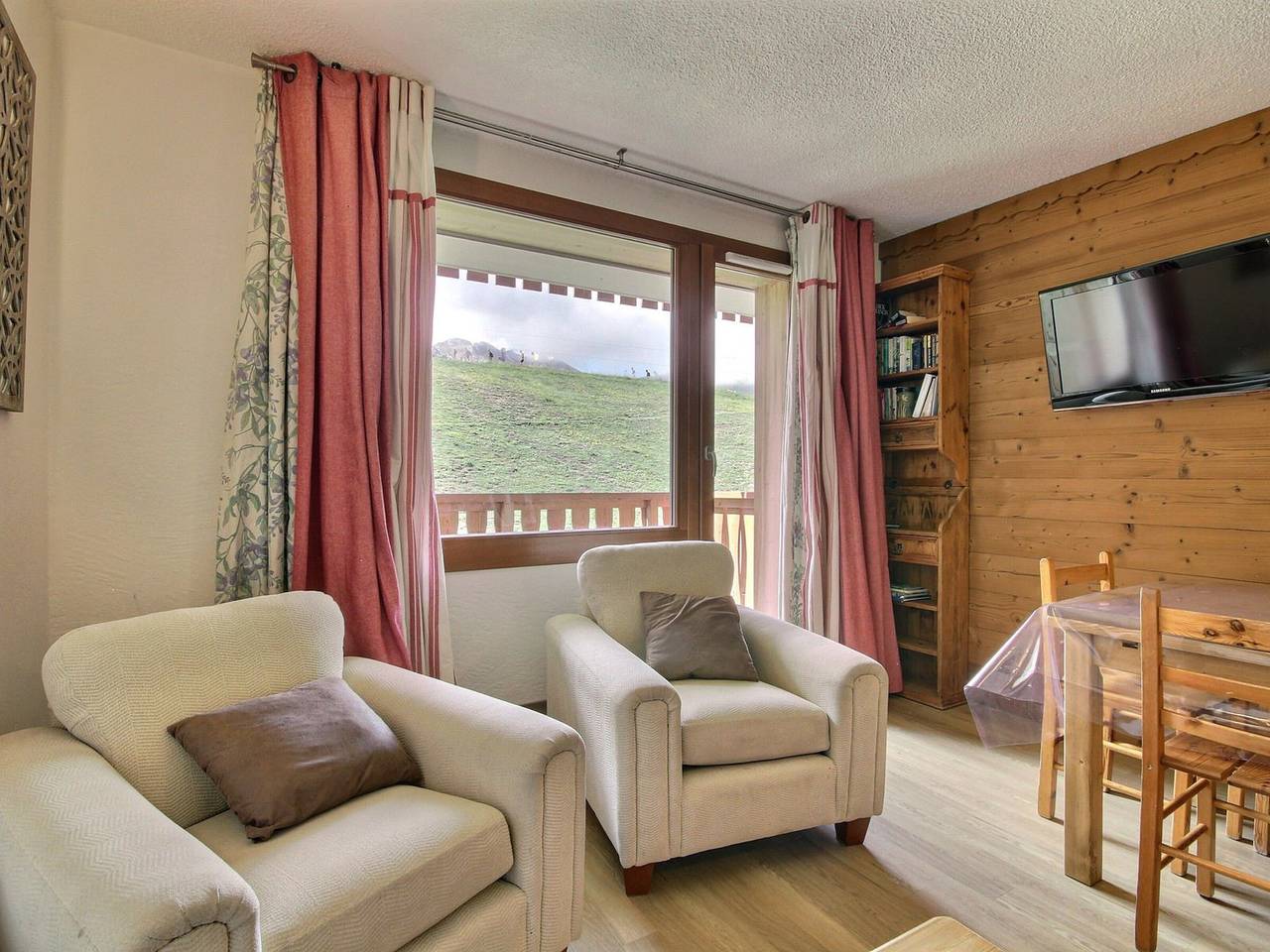 Entire apartment, Charming 2-room apartment at the foot of the slopes with balcony, for 4 people in Plagne Villages, La Plagne-Tarentaise